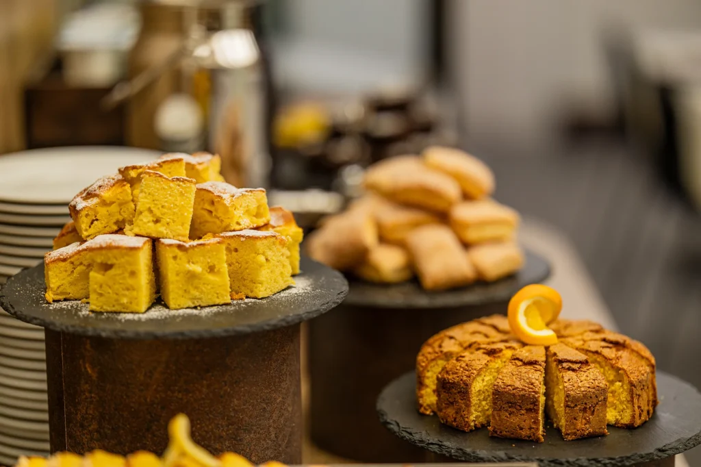 Nella foto un primo piano di alcune delle torte a disposizione degli ospiti nel buffet della colazione dell'Hotel De' Capuleti.