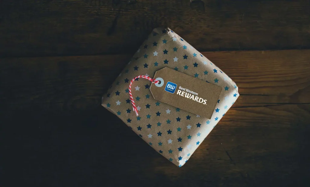 Nell'immagine un pacco regalo con il logo del programma fedeltà Best Western Rewards