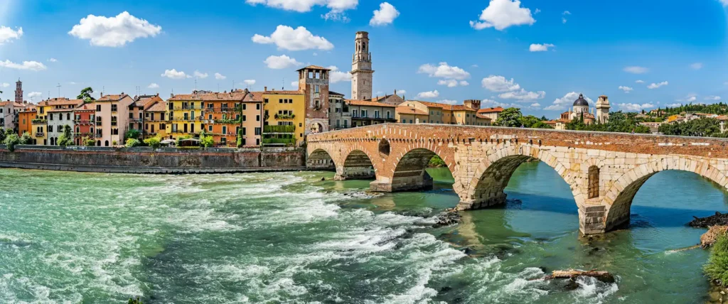 Nell'immagine Verona vista dalla riva del fiume Adige